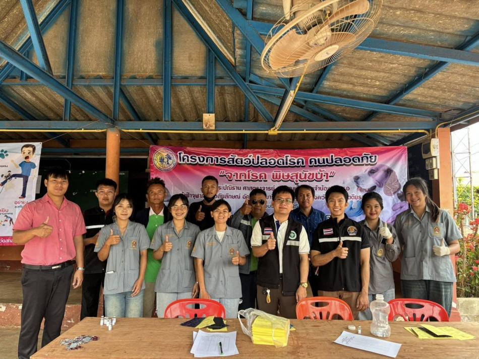 วันที่ 1 เมษายน 2568 นางศรีสวรรค์ คำสอน รองปลัดเทศบาล รักษาราชการแทนปลัดเทศบาลตำบลโพนแพง ปฏิบัติหน้าที่นายกเทศมนตรีตำบลโพนแพง มอบหมายให้งานสาธารณสุขและงานสิ่งแวดล้อม ออกให้บริการฉีดวัคซีนป้องกันโรคพิษสุนัขบ้า ร่วมกับปศุสัตว์อำเภออากาศอำนวย ภายใต้โครงการสัตว์ปลอดโรค คนปลอดภัย จากโรคพิษสุนัขบ้า ประจำปีงบประมาณ 2568 ณ ศาลาประชาคม บ้านเซือม หมู่3,11